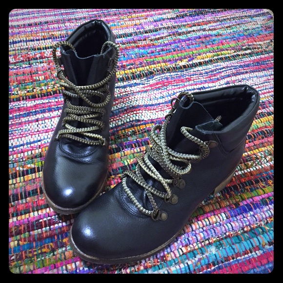 BDG TOP LEATHER LACE UP BOOTIES URBAN OUTFITTERS 7