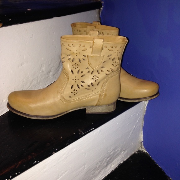 🚫SOLD MIA "fauna" laser cut booties NEVER WORN - Picture 3 of 4