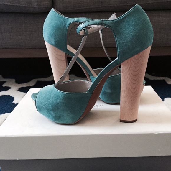 Hinge Shoes - Hinge 'asher' t-strap sandal