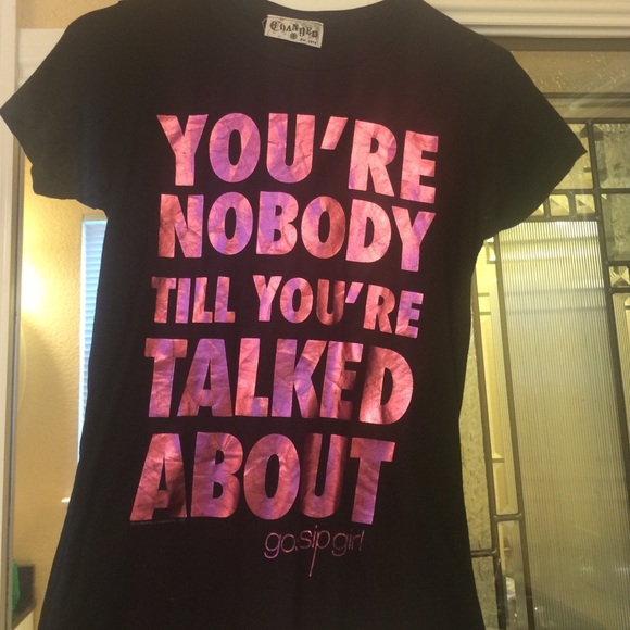 T-shirt with Gossip Girl phrase
