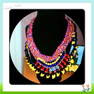 NWOT Gina's beautiful Stament Necklace