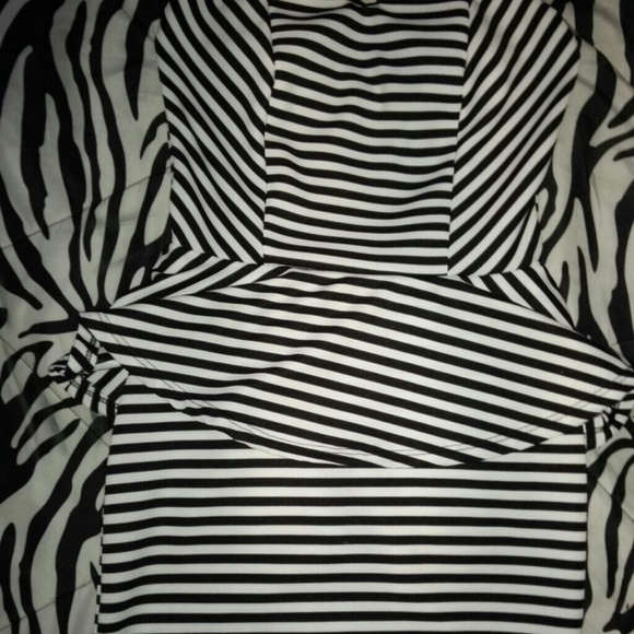 Fitted one piece dress - Picture 2 of 2