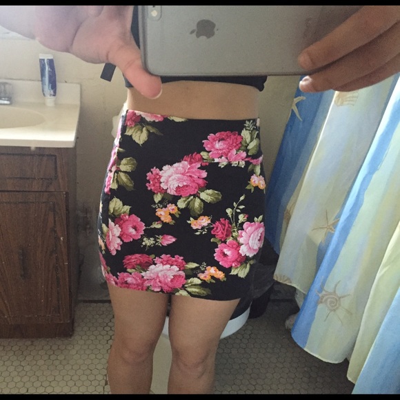 🚫🚫 SOLD IN BUNDLE 🚫🚫Floral Skirt - Picture 2 of 3