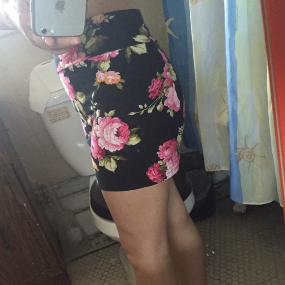 🚫🚫 SOLD IN BUNDLE 🚫🚫Floral Skirt - Picture 3 of 3