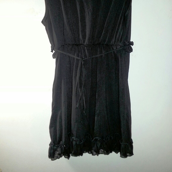 BLACK RUFFLE TOP SMALL - Picture 2 of 3