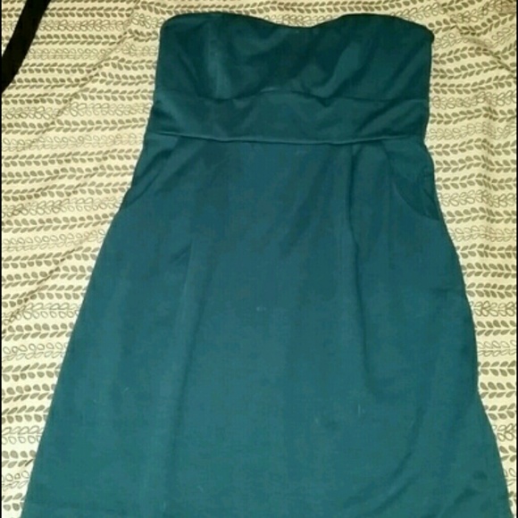 Strapless dress w/pockets.
