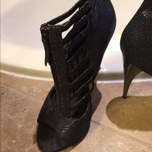 Elizabeth and James high heel booties size 8. 🎀 - Picture 2 of 4