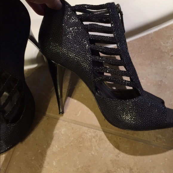 Elizabeth and James high heel booties size 8. 🎀 - Picture 3 of 4