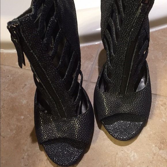 Elizabeth and James high heel booties size 8. 🎀 - Picture 4 of 4