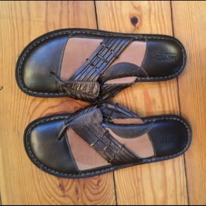 Size 9 Born flip flops bronze/brown