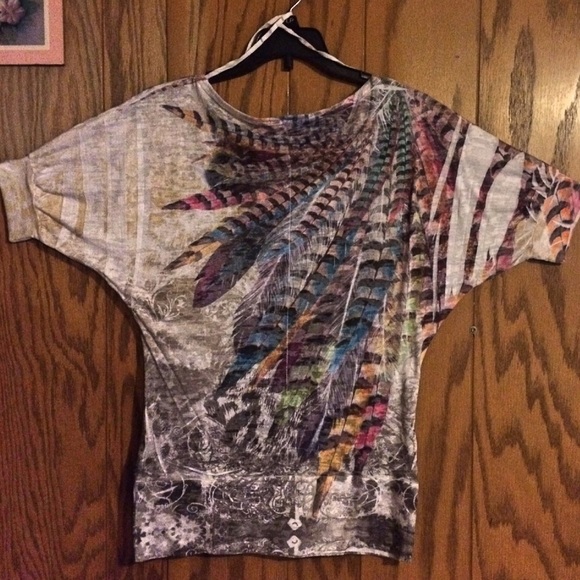 White shirt with printed feathers - Picture 2 of 4