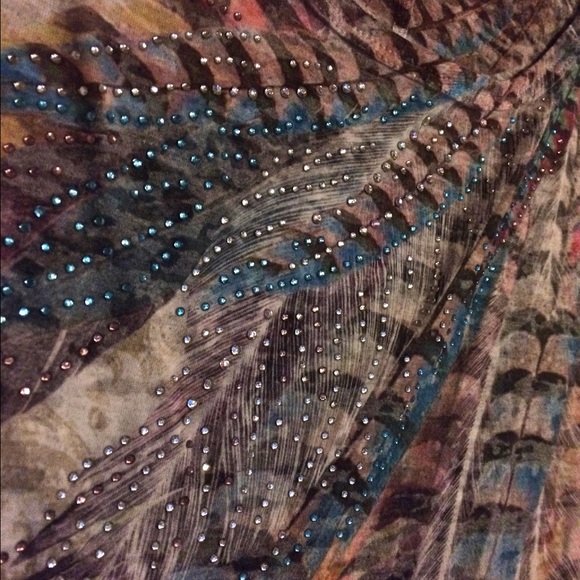 White shirt with printed feathers - Picture 4 of 4