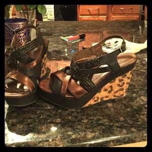 BKE gold & black wedges