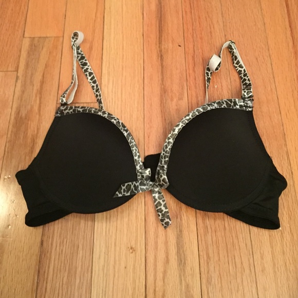 Bra. 34 A. Black slightly padded leopard straps