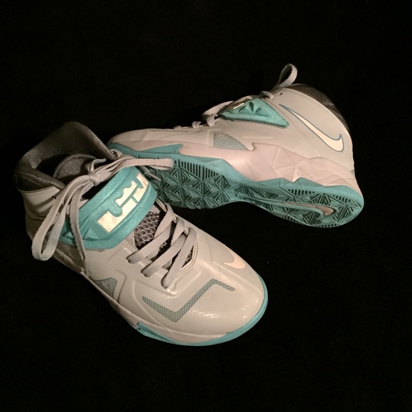 Lebron James solder 7 ice blue & teal. Size 7y