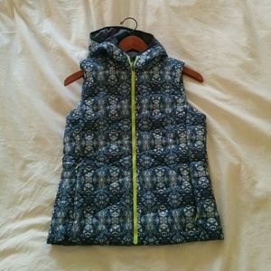 Quilted printed vest with hood