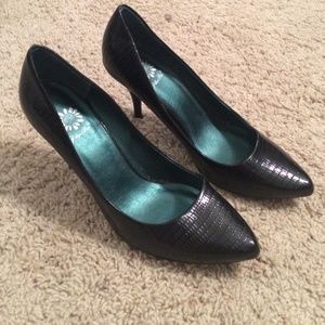 Yellow box black pumps
