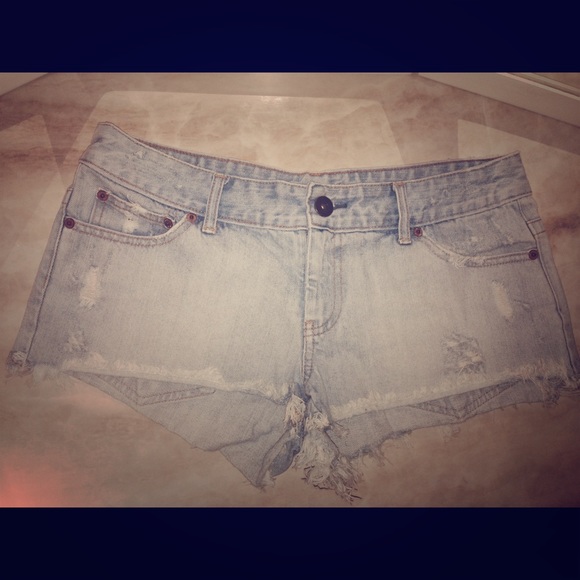 Light wash distressed American eagle short shorts.