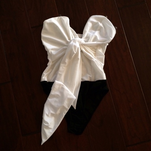 🚫SOLD🚫Ivory Bow/Wrap Bodysuit