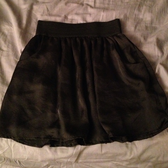 Black flowy skirt w/ pockets - Picture 1 of 2
