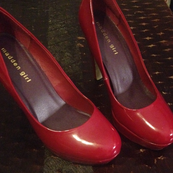 Red patent platform pumps size 7.5