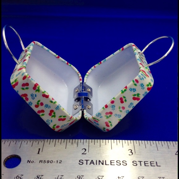 Cherries TIN 'HANDBAG' 🍒 - Picture 3 of 6