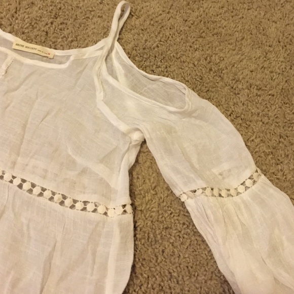 Beautiful white open shoulder boho top! - Picture 2 of 4