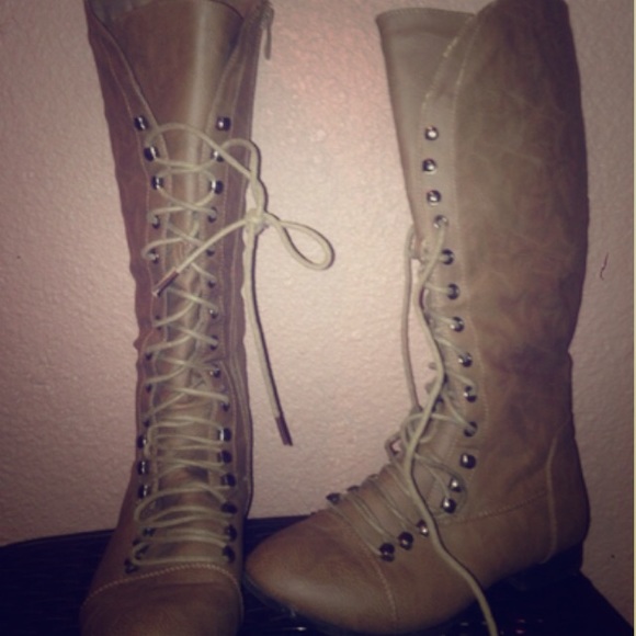 Laced slim boots