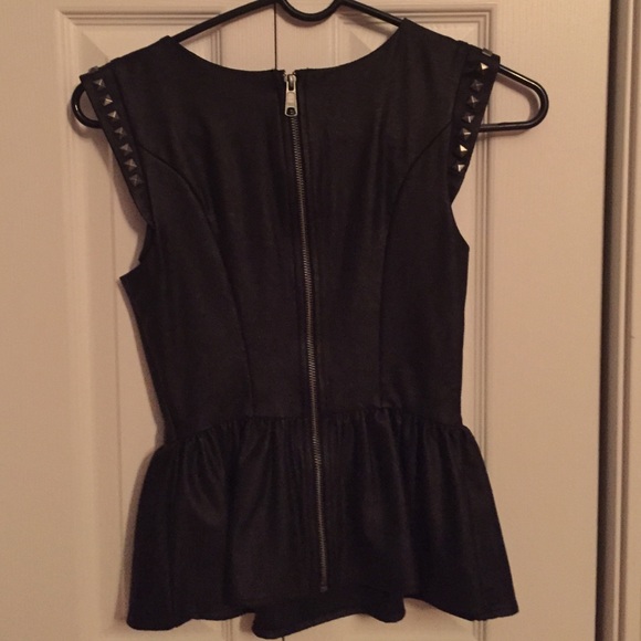 GUESS top - Picture 2 of 3