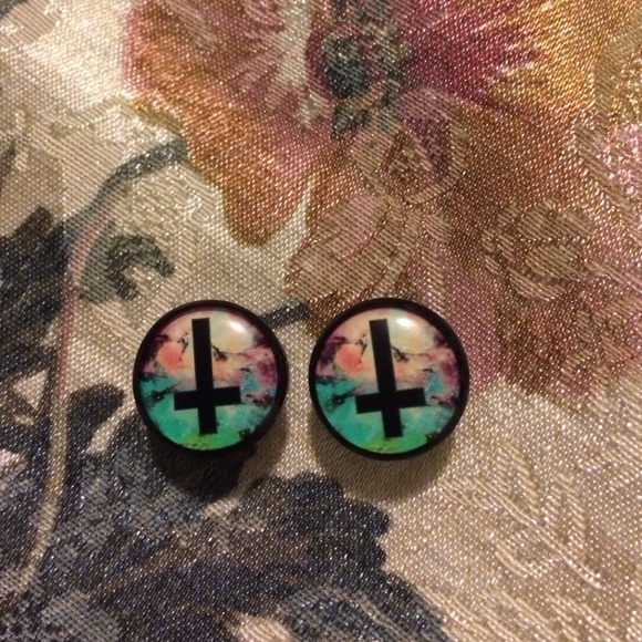 Upside down cross 5/8 plugs (: not unif