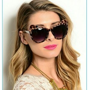Cat eye style sunglasses🎉HOST PICK🎉