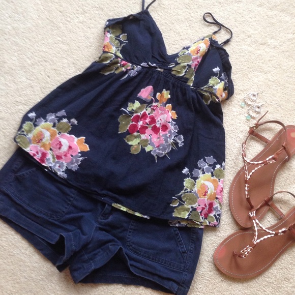 American Eagle Outfitters Tops - Hollister shorts (Top is no longer available!)