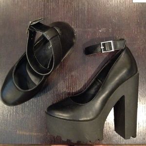Black platform chunky heels