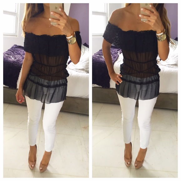 ❌SOLD❌ Off the Shoulder Lace Ruffled Top