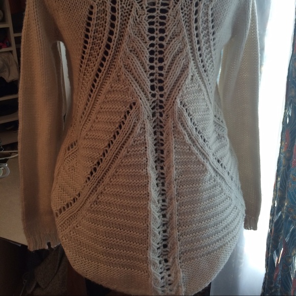 White bohemian sweater with design in the back. - Picture 4 of 4