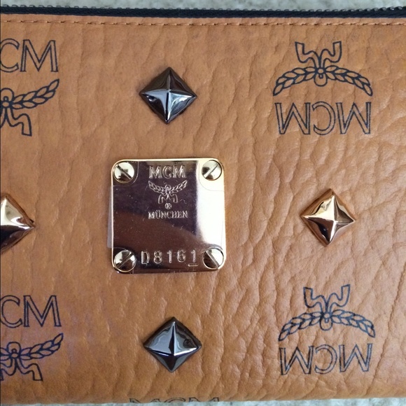 ❌SOLD LOCALLY❌ MCM wallet - Picture 2 of 4
