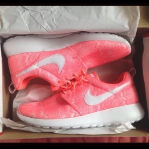 RESERVED! ❌ NEW! Rare Coral Nike Roshe Runs
