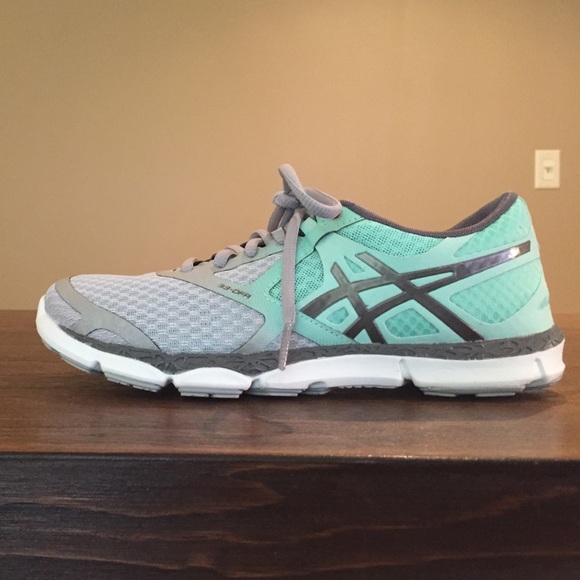 Like New Asics 33-DFA running shoe - Picture 1 of 4