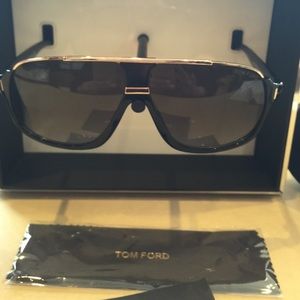 Tom Ford sunglasses w/case box cards%100authentic