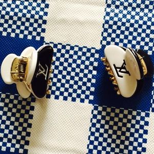 😎😎😎. 2 small hair clips.