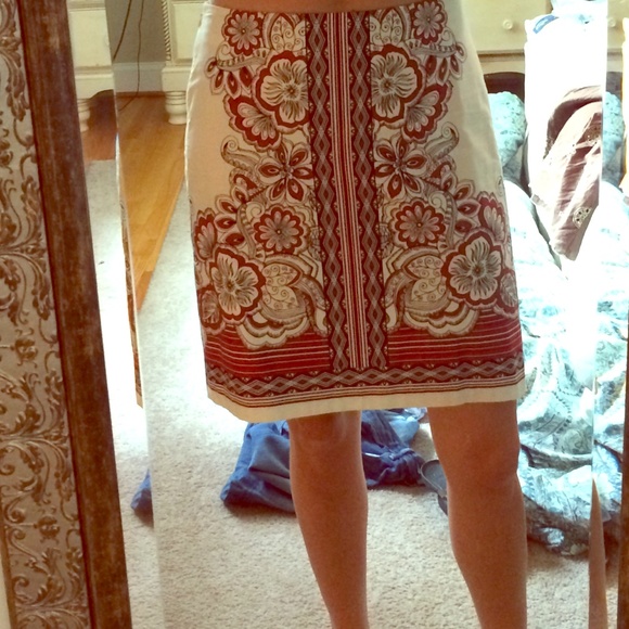 Knew length paisley print skirt