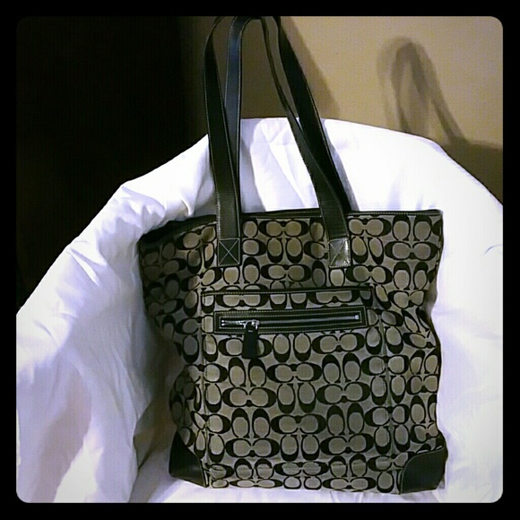 SOLD!!!!Coach handbag. 100% Authentic hobo bag!
