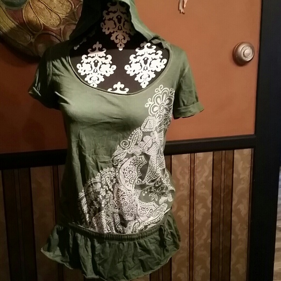 Green tee with hood - Picture 1 of 2