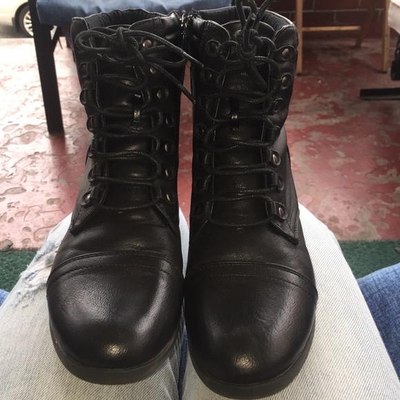 Short combat boots