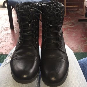 Short combat boots
