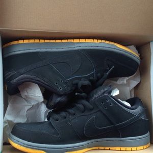 Nike sb dunks color- black and yellow Size 10 1/2