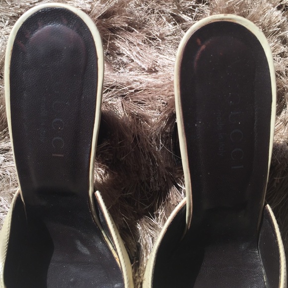 Gucci peep toe, stacked heel, cream patent leather - Picture 2 of 5