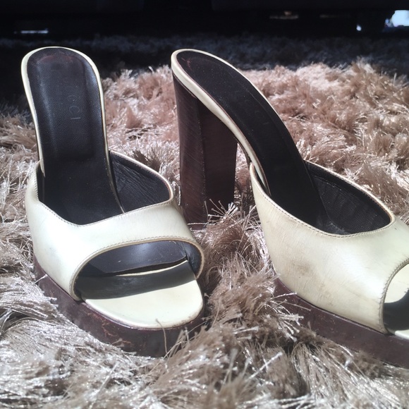 Gucci peep toe, stacked heel, cream patent leather - Picture 4 of 5