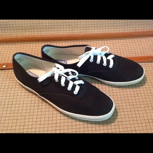 KEDS classic tennis shoe in black TIMELESS!!!