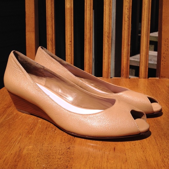 LOWESTPRICE Issac Mizrahi Live Nude PeepToe Wedges